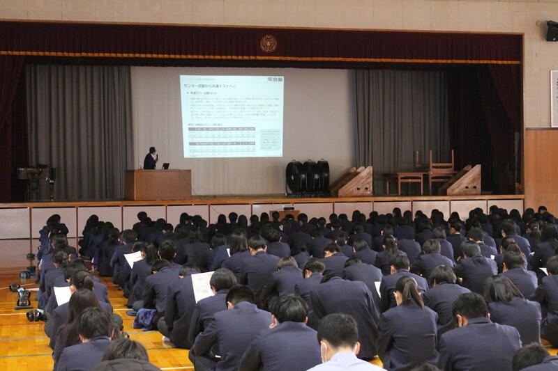 真剣に聞き入っています。